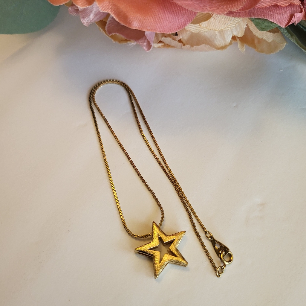 Artistry Star Pendant Sign Clasp Necklace Goldtone Jewelry 16